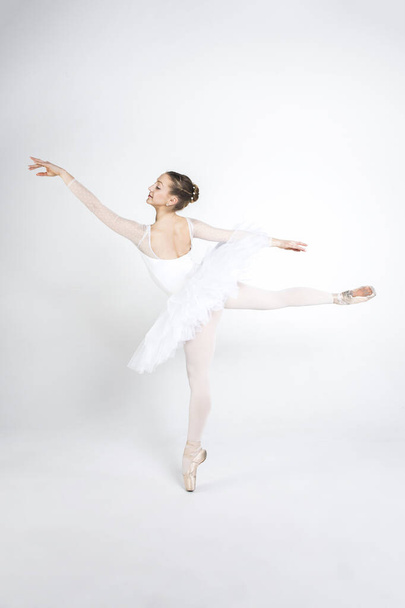 Mladá baletka cvičit balet pohyby ve studiu - Fotografie, Obrázek