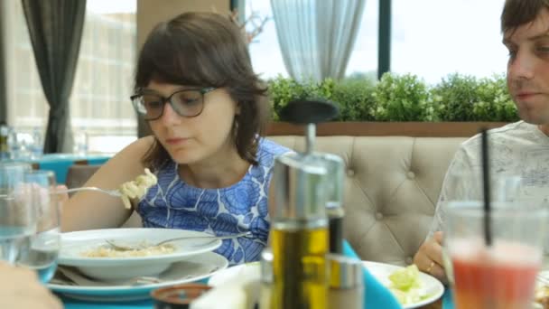Young couple in cafe - Felvétel, videó