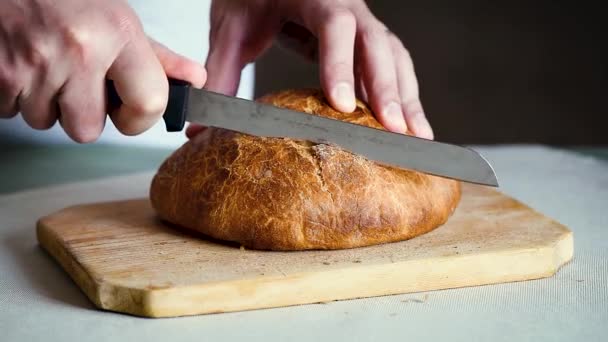 Chef padeiro corta pão italiano fresco
 - Filmagem, Vídeo
