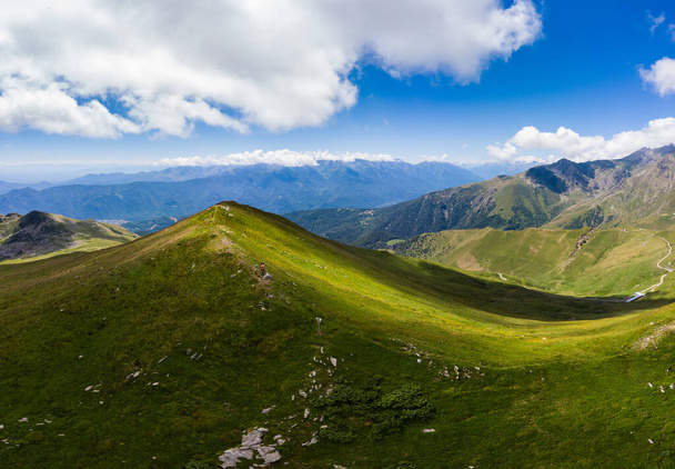 Aéreo: casal mochileiros caminhadas no topo da montanha, paisagem cênica. Aventuras de verão nos Alpes. Conquistar sucesso adulto maduro ter divertido bem-estar fitness - Foto, Imagem