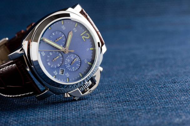 reloj de moda de lujo con esfera azul y marrón cocodrilo grano correa de reloj de cuero
 - Foto, Imagen