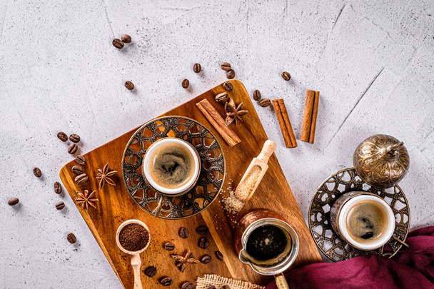 Τουρκική κούπα καφέ, κόκκοι καφέ και σκόνη εδάφους σε λευκό φόντο με χώρο για κείμενο - Φωτογραφία, εικόνα
