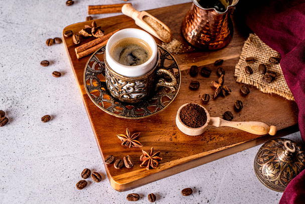 Café árabe tradicional de estilo turco sobre un fondo blanco
 - Foto, Imagen