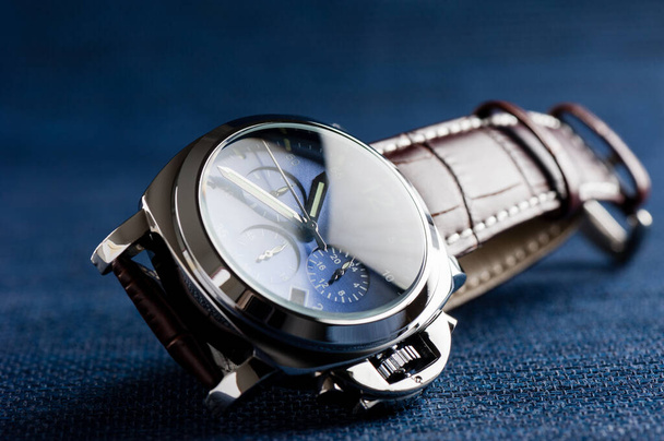 розкішний модний годинник з синім циферблатом і коричневою шкіряною годинниковою стрічкою крокодила
 - Фото, зображення