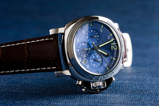 montre de mode de luxe avec cadran bleu et bracelet en cuir brun crocodile grain
 - Photo, image