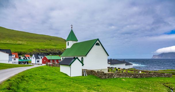 Gjov-Kirche und Häuser auf den Färöern - Foto, Bild