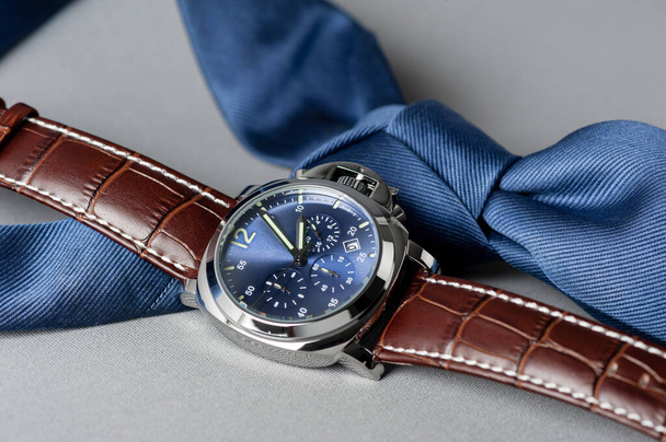 relógio de moda de luxo com mostrador azul e pulseira de relógio de couro de crocodilo marrom grão
 - Foto, Imagem