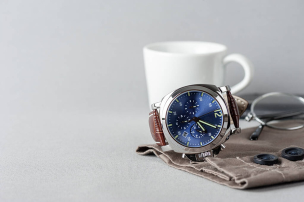 luksusowy zegarek modowy z niebieską tarczą i brązową opaską ze skóry krokodyla - Zdjęcie, obraz