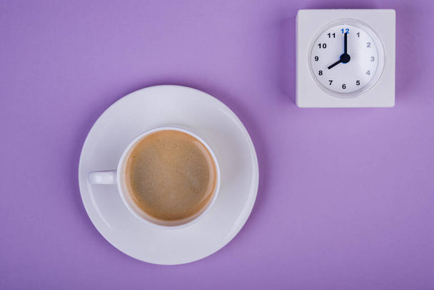 Café de la mañana, taza de café reloj concepto, vista superior
 - Foto, Imagen