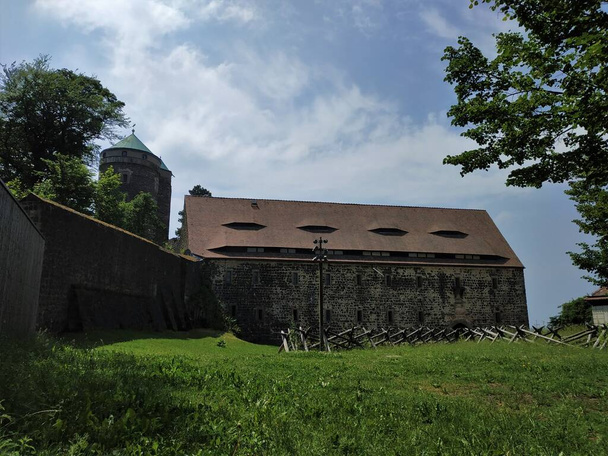 Parque que rodea el castillo de Stolpen con antigua muralla y torre, Suiza sajona, Alemania
 - Foto, Imagen