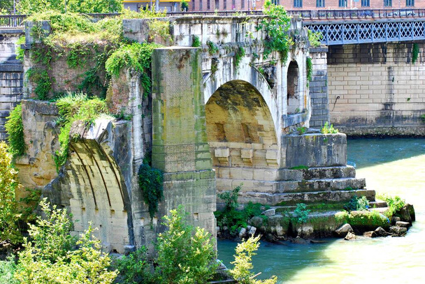 Ruinas del viejo Ponte Rotto, sobre el río Tíber en Roma
  - Foto, Imagen