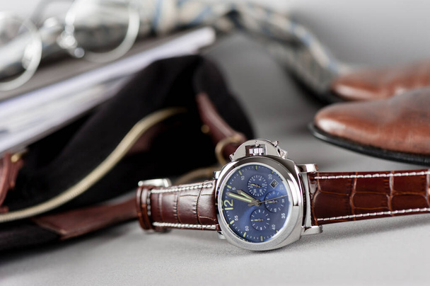 Mavi kadranlı lüks moda saati ve kahverengi timsah derisi deri saat bandı. - Fotoğraf, Görsel