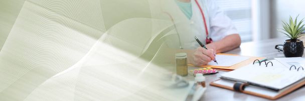 Doctora escribiendo una prescripción médica en el consultorio; pancarta panorámica
 - Foto, imagen