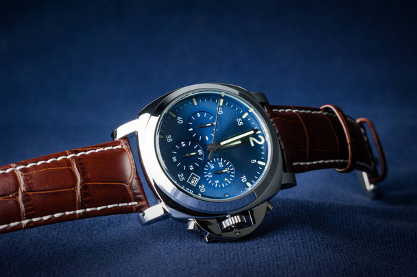 luxusní módní hodinky s modrým ciferníkem a hnědou krokodýlí koženou páskou - Fotografie, Obrázek