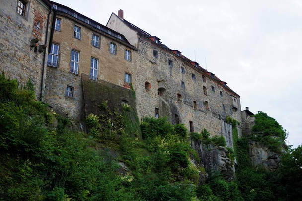 Vista lateral del castillo de Hohenstein construido sobre rocas areniscas en Suiza, Alemania
 - Foto, Imagen