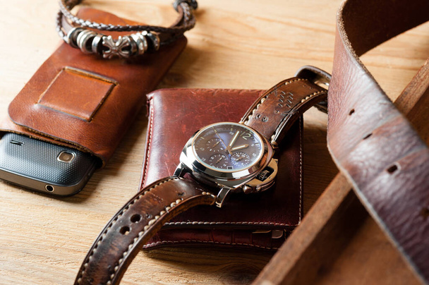 montre de mode de luxe avec cadran bleu et bracelet en cuir brun (bracelet de montre de style munitions
) - Photo, image