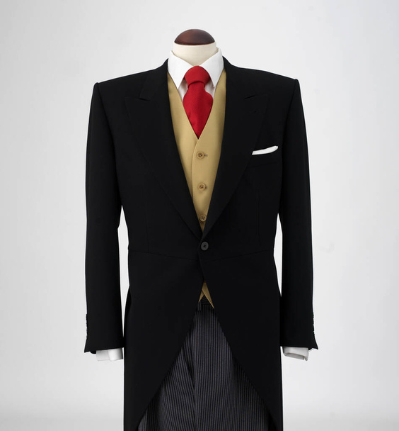 czarny garnitur smokingu lub kurtka na manekin na białym tle - Zdjęcie, obraz