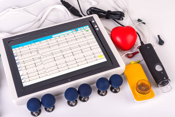 Monitoraggio ECG, monitoraggio con spirometro e dermatoscopio, concetto di telemedicina
 - Foto, immagini
