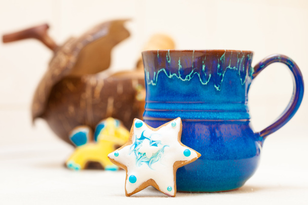 Blue mug and christmas gingerbread cake star icing decoration - Fotoğraf, Görsel