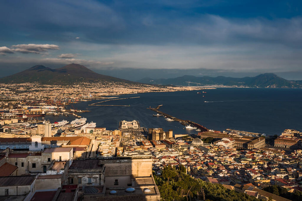 Napoli ve Vesuvius 'un günbatımında panoramik manzarası, Campania, İtalya - Fotoğraf, Görsel
