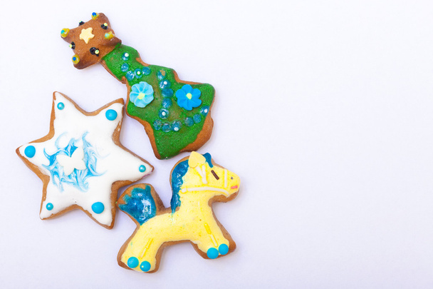 Gingerbread cake pony christmas tree star with icing decoration on white - Zdjęcie, obraz