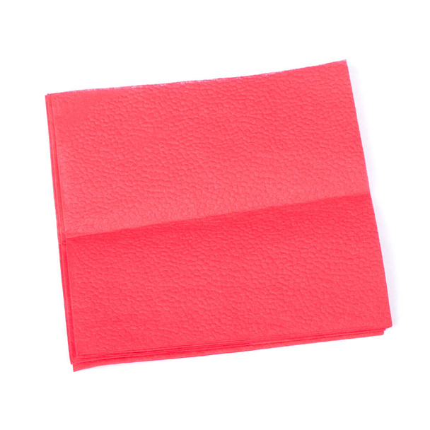 Schoon rood papier servetten geïsoleerd op witte achtergrond - Foto, afbeelding