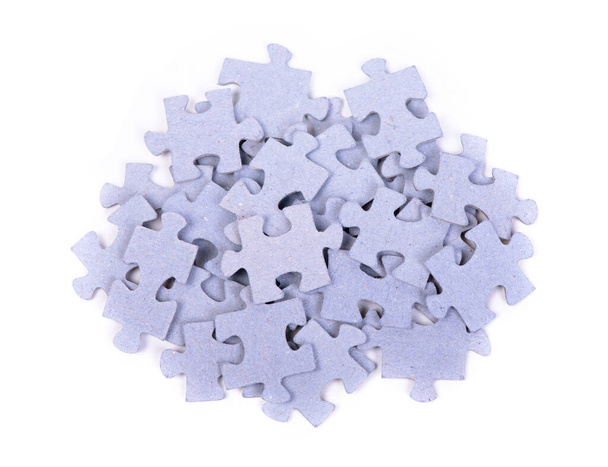 Haufen Puzzleteile isoliert auf weißem Hintergrund - Foto, Bild