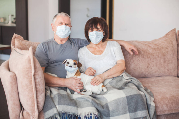 Elderly couple in medical masks during the pandemic coronavirus - Foto, Bild