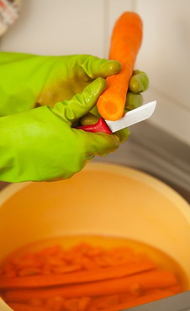 Woman hands slicing carrots in kitchen. Healthy nutrition - Foto, imagen