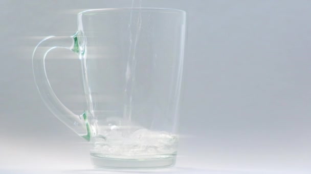 Pour hot water into a glass, slow motion, glow glare. - Imágenes, Vídeo