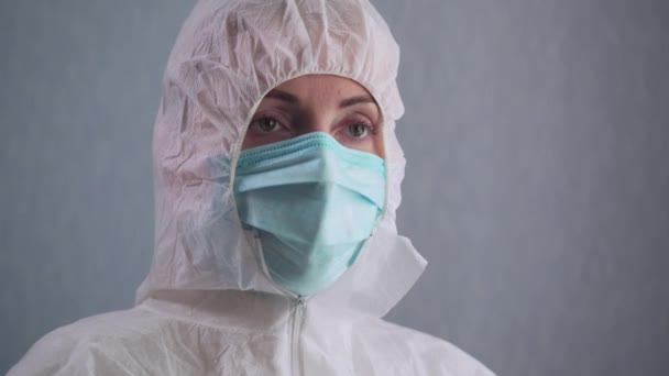 Female medic puts on safety glasses. - Filmati, video