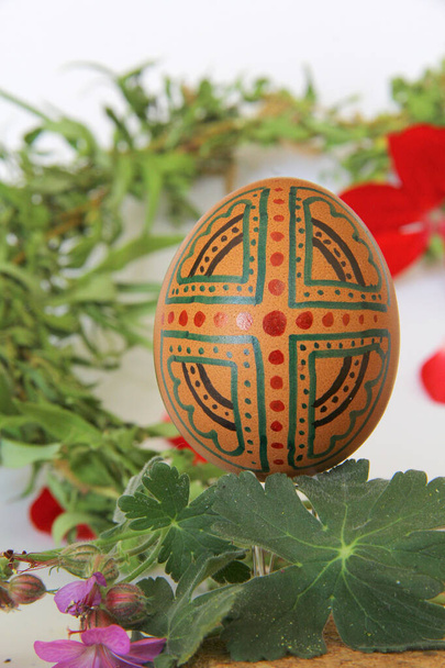 Ovos de Páscoa feitos à mão decoração através da técnica de decoupage por flores herbáceas e folhas e papel colorido
. - Foto, Imagem