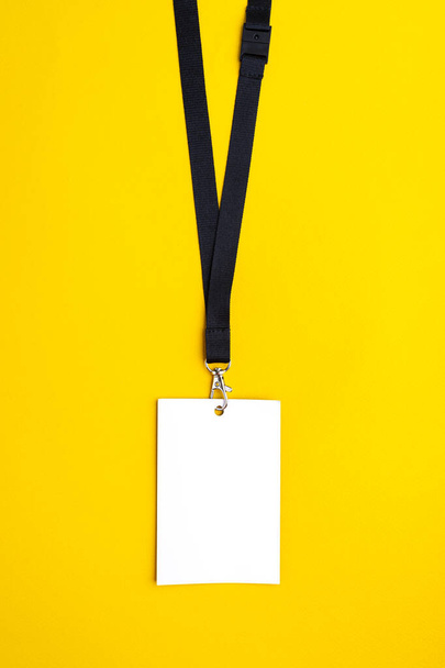 Порожній білий паперовий мішок на жовтому тлі, макет ланьярда
 - Фото, зображення