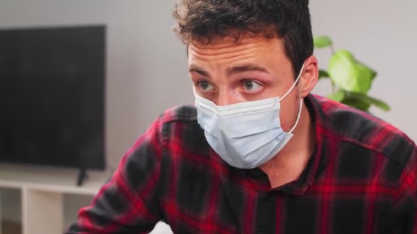Two young men in medical masks play chess at home in quarantine isolation. - Filmagem, Vídeo
