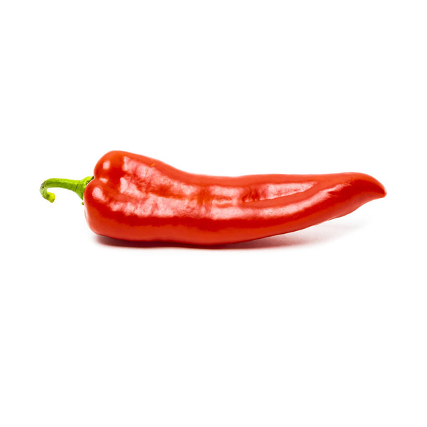 Rode peper geïsoleerd op een witte achtergrond - Foto, afbeelding