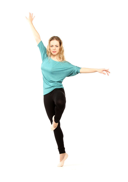 jovem bela dançarina posando em um fundo de estúdio - Foto, Imagem