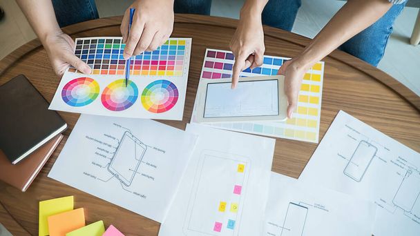Diseño gráfico y muestras de color y bolígrafos en un escritorio. Dibujo arquitectónico con herramientas de trabajo y accesorios. - Foto, Imagen