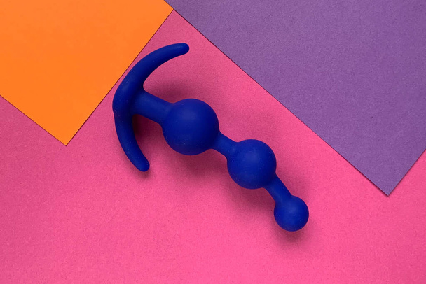 Brinquedo sexual. Uma mordaça azul. Fundo de cor. Útil para adultos
 - Foto, Imagem