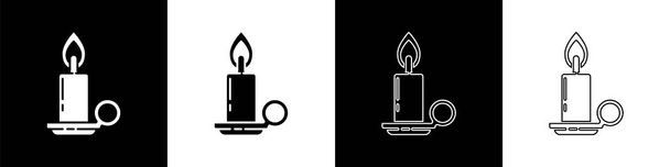 Nastavit hořící svíčku ve svícnu ikony izolované na černobílém pozadí. Válcový svícen s hořícím plamenem. Vektorová ilustrace - Vektor, obrázek