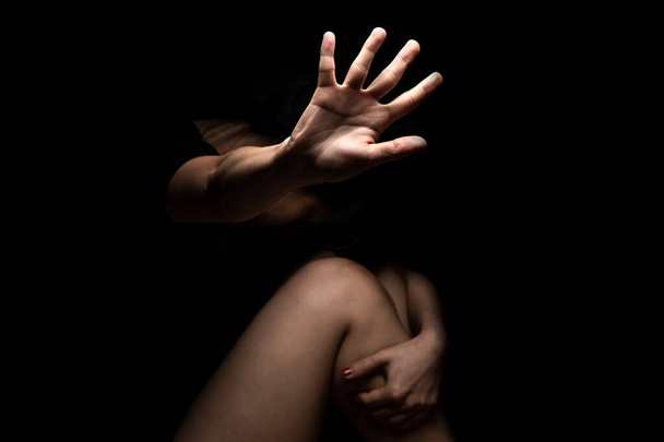 Día Internacional de los Derechos Humanos Concepto: una niña con la mano extendida para dejar de ser útil para hacer campaña contra la violencia, el género o la discriminación sexual
 - Foto, Imagen