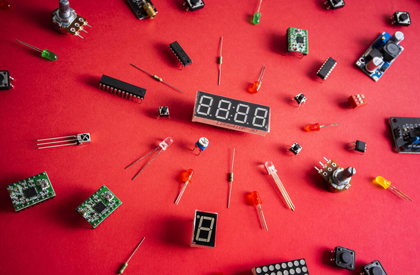 Micro componenti di elettronica arduino fai da te su sfondo rosso, vista dall'alto, spazio di copia. Microcontrollori, schede, sensori, led, controller
 - Foto, immagini