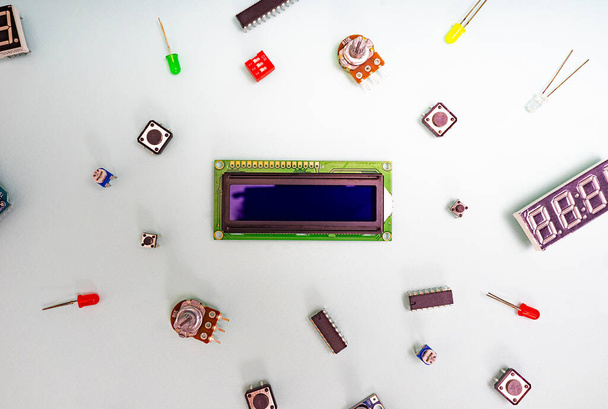 Micro componentes eleectronics arduino DIY sobre un fondo claro, vista superior, espacio de copia. Microcontroladores, placas, sensores, ledes, controladores
 - Foto, imagen