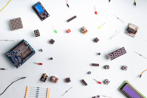 Mikroelektronika arduino DIY komponenty na světlém pozadí, horní pohled, kopírovací prostor. Mikrokontroléry, desky, senzory, lišty, řadiče - Fotografie, Obrázek