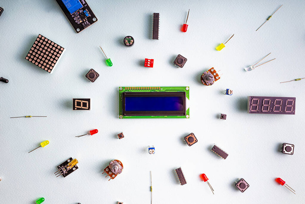 Mikro elektronika arduino DIY alkatrészek a fény háttér, felülnézet, másolás helyet. Mikrovezérlők, táblák, érzékelők, LED-ek, vezérlők - Fotó, kép