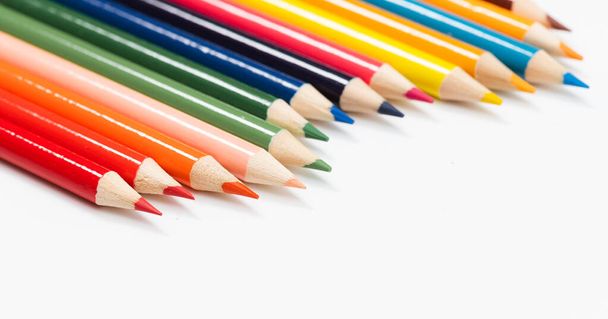 Többszínű ceruzák fehér háttérrel. A multinacionális család és az egyenlőség fogalma a világban. - Fotó, kép