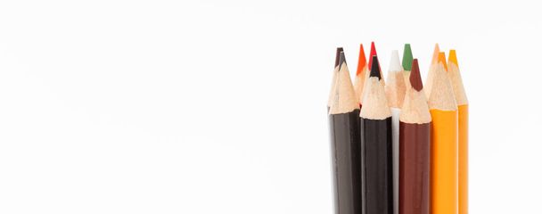 Többszínű ceruzák fehér háttérrel. A multinacionális család és az egyenlőség fogalma a világban. - Fotó, kép