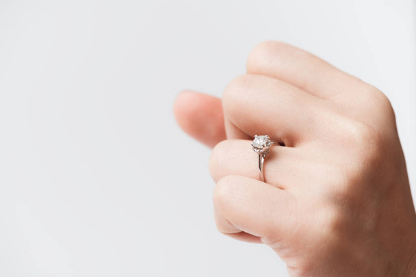 Close up de um anel de diamante de noivado elegante no dedo da mulher. amor, casamento e conceito do dia dos namorados. Foco seletivo com profundidade de campo rasa
. - Foto, Imagem