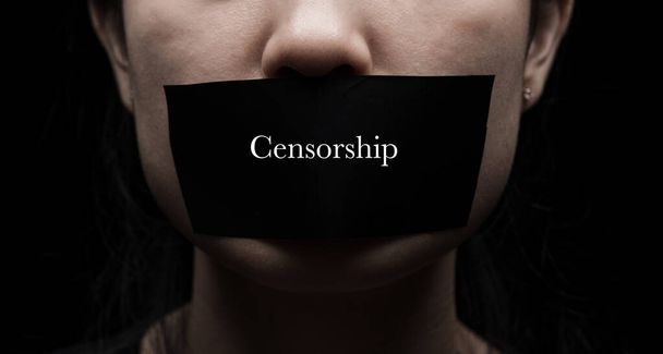 Koncept svobody projevu, cenzury, svobody tisku. Mezinárodní den lidských práv: tvář dívky je zapečetěna černým papírem - Fotografie, Obrázek