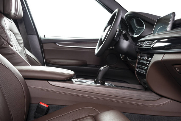 Punainen nahka Luxury Car sisätilojen - ohjauspyörä, shift vipu ja kojelauta
.  - Valokuva, kuva