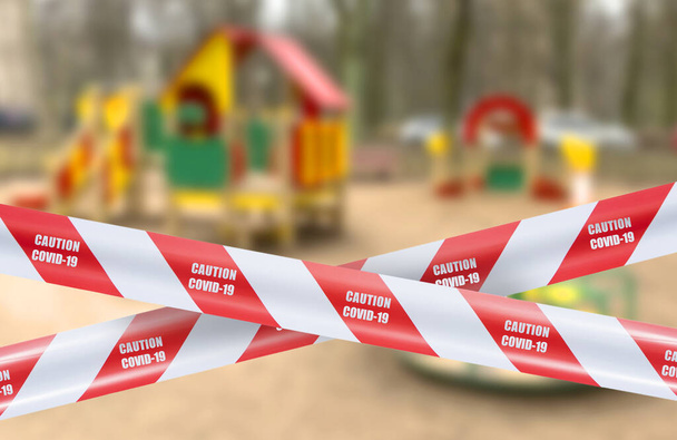 piros-fehér figyelmeztető szalag kovid-19 figyelmeztetés homályos gyerekek játszótér a nyilvános parkban, karantén koncepció, városelszigetelés  - Fotó, kép